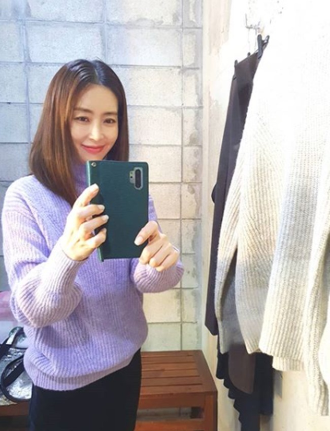Actor Song Yoon-ahhh showed off her unwavering Beautiful looks.Song Yoon-ahh posted on his instagram on October 17th, Be careful with the cold ~ Have the happiest weekend ~.In the photo, Song Yoon-ahh is smiling slightly at the camera in a foliage-colored knit, and Oh Yoon-a, who is still showing off his elegant appearance and elegant appearance, caused admiration.Song Hye-kyo left heart and lips emoticons, and Lee Tae-ran expressed his affection by commenting, My eyes are strong from good morning.