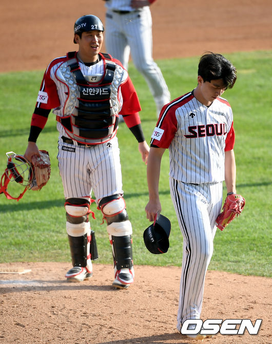 On the afternoon of the 18th, the match between the LG Twins and the KIA Tigers of the 2020 Shinhan Bank SOL KBO League was held at Seoul Jamsil-dongBaseball Park.Lee Min-ho, LGs first and second baseman in the seventh inning,