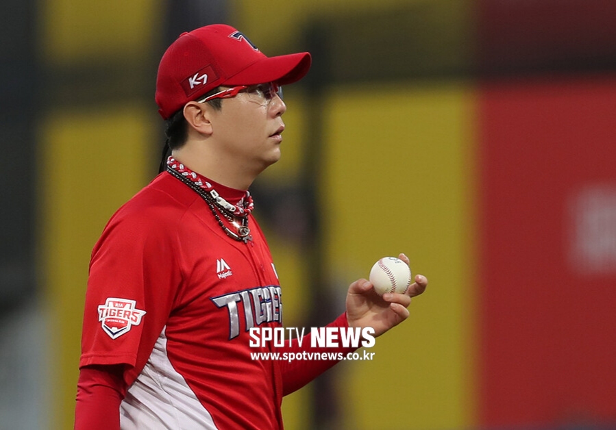 KIA has lost five straight Jamsil-dong defeats; Yang Hyeon-jong has been responsible for the most eight innings of the season, 1Kyonggi.The Kia Tigers won 4-0 in the 15th game of the season with the LG Twins in the 2020 Shinhan Bank SOL KBO League held at Seoul Jamsil-dong Stadium on the 18th.Yang Hyeon-jongs eight scoreless innings and Choi Won Juns final hit helped him to a two-game losing streak of the season and five straight Jamsil-dong losses.LG and its opponents were 5-10.National team Ace Yang Hyeon-jong and LG future Lee Min-ho played a flowering Pitcher game until the sixth inning.Here, Yang Hyeon-Jongs official record shone; Lee Min-ho allowed a fatal run as walks, heavy throws and mistakes were driven at once.KIA saved the opportunity of a two-run baseman in the fourth inning, and after one out, Kim Tae-jins walks and Kim Min-siks mistakes gathered runners.Yoo Min-sang stepped down as a striking, but the next batter Park Chan-ho hit a straight walk and filled the base.Here, Choi Won Jun hit a heavy-handed timely hit that brought in two runners.In the 27th, he added an additional score with four consecutive on-bases after one out.Choi Won Juns Hit and Kim Sun-bins walks sent down opponent Lee Min-ho, and Preston Tucker and Choi Hyoung-woo co-opted the scoring with consecutive walks.Na Ji-wan made 4-0 with a sacrifice fly.The rest was done by Yang Hyeon-jong.Yang Hyeon-jong had a double to Lee Hyung Jong in the first inning, Chae Eun-sung in the fourth, and Oh Ji-hwan in the sixth, but did not allow a runner to score.Yang Hyeon-Jong finished Kyonggi with a scoreless eight-inning, four-hit one walk and four-stroke strikeouts; Park Joon-pyo was responsible for the ninth.Yang Hyeon-jong, who has 11 wins (eight losses) and 147 wins in his career, became the second-best winner in the Haitai-KIA Tigers franchise.The team pushed former coach Sun Dong-yeol (146 wins) to third place, with the top spot being 150 wins (152 wins overall) by coach Lee Kang-chul of kt.LG had four hits, five walks, three Striking four runs and two earned runs in 613 innings by Lee Min-ho.By the sixth inning, he had two runs on his visa, but all seven runners came in and four runs were made.Left-handed pitcher Choi Sung-hoon, who started to face left-handed batter Tucker and Choi Hyoung-woo, gave up two walks.The batters failed to overcome Yang Hyeon-jong, who hit three doubles against Yang Hyeon-jong but two came after two outs.Lee Hyung Jong and Kim Hyun-soo were in the sixth inning with a double by Oh Ji-hwan.LG ended its eight-game winning streak at Jamsil-dong home Kyonggi; winning 77 wins, 3 draws and 59 losses in the season, with a .566 win rate.
