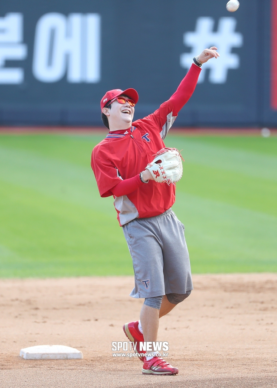National player Ace, looking to advance overseas, threw a powerful ball as his reputation: The 19-year-old rookie, who is expected to be Future, was not pushed here, but the results were divided.Lee Min-ho was a Kyonggi who learned a number from Yang Hyeon-jong.The Kia Tigers won 4-0 at the LG Twins and Kyonggi in the 2020 Shinhan Bank SOL KBO League held at Jamsil-dong Stadium in Seoul on the 18th.Starting Yang Hyeon-jong became the winner with four hits in eight innings, one walk and four strikeouts.Lee Min-ho had two Danger, all missing out here, with one out in the fourth and the runners continuing to go out.Kim Tae-jin walks and Kim Min-sik walks in a mistake, and after two outs, Park Chan-ho allowed a walk and became a basesman.Lee Min-ho allowed a two-run heavy hitter to Choi Won Jun, who succeeded in hitting both in the last two at-bats.The second Danger was in the seventh; a left-handed hit to Choi Won Jun after the first inning and a walk to Kim Sun-bin.The second Pitcher Choi Seong-hun came up from 100 pitches.Choi Seong-hun gave up consecutive walks and replaced Pitcher Song Eun-bum allowed Na Ji-wan to sacrifice fly, making Lee Min-hos record four runs and two earned runs in two runs in 613 innings.Yang Hyeon-Jong, on the other hand, did not run off three long hits, but he could save the number of pitches because he had only one walk.After two outs in the first inning, Lee Hyung Jong was hit by a double by Chae Eun-sung after two outs in the fourth, but eventually finished the inning without a run.He sent out a runner who scored two outs in the sixth inning alone.Lee Hyung Jong - Yang Hyeon-jong, who faced Kim Hyun-soo with a double in the right middle, finished the sixth with two fly balls.Yang Hyeon-jong was responsible for eight innings with 102 pitches; the last slider passed the strike zone in a full-count match against Hong Chang-gi after two outs in the seventh.When the referees strikeout declaration came out, third base KIA fans gave a standing ovation; eight innings are Yang Hyeon-jongs 1Kyonggi highest innings this season.Yang Hyeon-jong has a 147-game career win, surpassing former coach Sun Dong-yeol and becoming the second-best Tigers franchise winner.