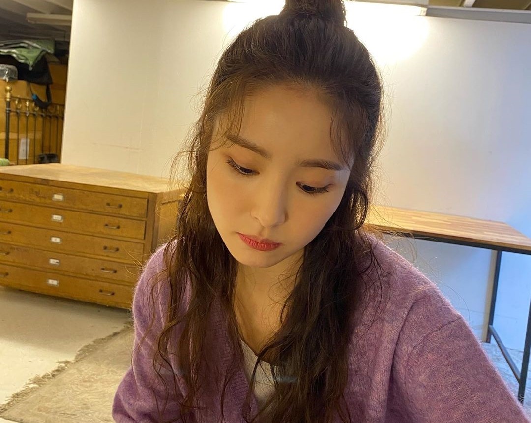 Actor Shin Se-kyung looked sullen.On the 18th, Shin Se-kyung posted a picture on his Instagram with an article entitled American #runon # runon.In the photo, Shin Se-kyung looks at something with a smileless expression. Shin Se-kyungs sullen face, which has been uploading a photo of a bright smile, attracts attention.Emphasizing femininity with half-packed hair, Shin Se-kyung completed her comfortable fashion with a light purple cardigan and jeans.Fans cheered Shin Se-kyung with comments such as Its so beautiful and Im looking forward to the drama.On the other hand, Shin Se-kyung is filming JTBCs new drama Run On, which is scheduled to be broadcast in the second half of this year with Lim.