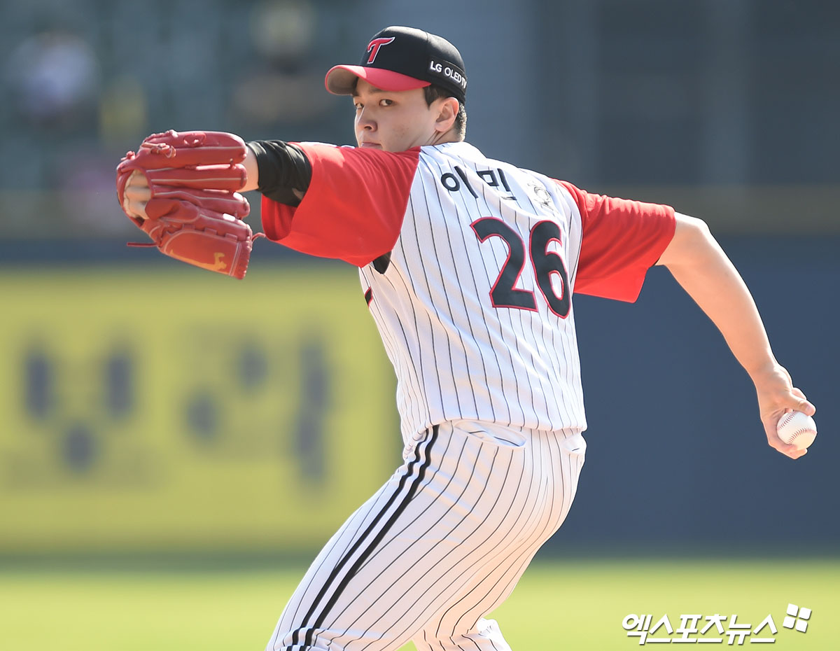 In the afternoon of the 18th, the 2020 Shinhan Bank SOL KBO League KIA Tigers and LG Twins match at Jamsil-dongBaseball Park in Songpa-gu, Seoul, and LG Cole Hamels Lee Min-ho are throwing the ball vigorously in the first inning.
