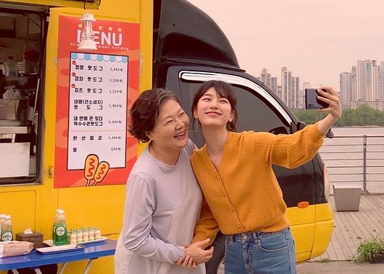 Singer and Actor Bae Suzy to Actor Kim Hae-sook and affectionate Celebratory photoleft behind.Bae Suzy posted several photos on his 19th day with his article My grandmother who chewed some gum through his instagram.In the public photos, Bae Suzy and Kim Hae-sook took a self-portrait on TVN StartUp.They pose together and hold hands tightly and smile happily at the camera, with their warm friendships outstanding.Meanwhile, Bae Suzy and Kim Hae-sook are appearing together in StartUp as a granddaughter relationship with their grandmother.StartUp is a drama depicting the beginning and growth of young people who have entered StartUp dreaming of success in Silicon Valley in Korea.