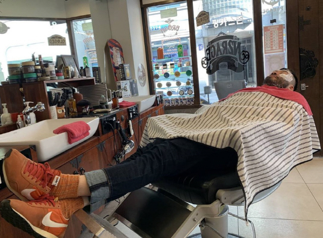 Noh Hong-chul told his Instagram on the 20th, # Noh Hong-chul # Noh Hong-tal # Hair Bolife # At first glance # Sam Hammington # I do not have anything # William Bentley # I am a big mouth # I am a big man.And posted several photos.The photo showed Noh Hong-chul receiving a haircut and a shave from a barber; his hair and beard were neatly arranged.The neat appearance of Noh Hong-chul attracts attention.On the other hand, Noh Hong-chul is appearing on MBC Save me Holmes.