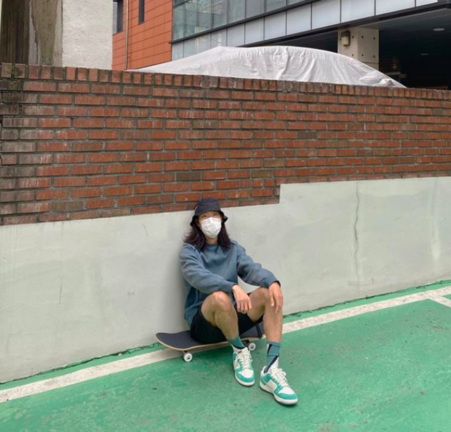 Actor Ryu Jun-yeol is giving a recent update through his photos.Ryu Jun-yeol posted a picture on his SNS on the morning of the 20th and gathered the attention of fans.Looking at the photos he posted, Ryu Jun-yeols daily life sitting on the Skateboard with his back to the wall is contained.Ryu Jun-yeol, who raised her hair for the Character in the movie The Alien (director Choi Dong-hoon), is attracting attention.I raise my curiosity about what Character will come out of the movie.Ryu Jun-yeol SNS
