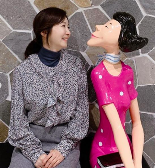 Actor Jeon In-hwa showed off her graceful yet playful sideOn the afternoon of the 20th, Jeon In-hwa posted several photos with his Instagram, Just laugh ~ I can not compare the length of the jaw ~ Pure Love play mode ~ during the shooting.In the open photo, Jeon In-hwa poses in various poses next to the sculpture. In particular, Jeon In-hwa boasts Ages colorless beauty and exclaims.On the other hand, Jeon In-hwa is playing a role as Pure Love in KBS 2TV Oh! Samgwang Villa.jeon in-hwa SNS