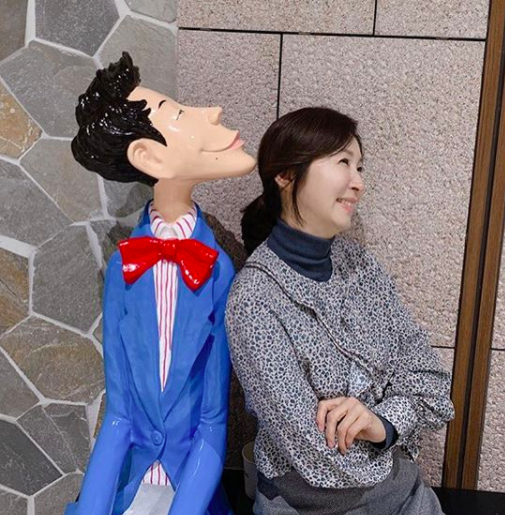 Actor Jeon In-hwa showed off her graceful yet playful sideOn the afternoon of the 20th, Jeon In-hwa posted several photos with his Instagram, Just laugh ~ I can not compare the length of the jaw ~ Pure Love play mode ~ during the shooting.In the open photo, Jeon In-hwa poses in various poses next to the sculpture. In particular, Jeon In-hwa boasts Ages colorless beauty and exclaims.On the other hand, Jeon In-hwa is playing a role as Pure Love in KBS 2TV Oh! Samgwang Villa.jeon in-hwa SNS