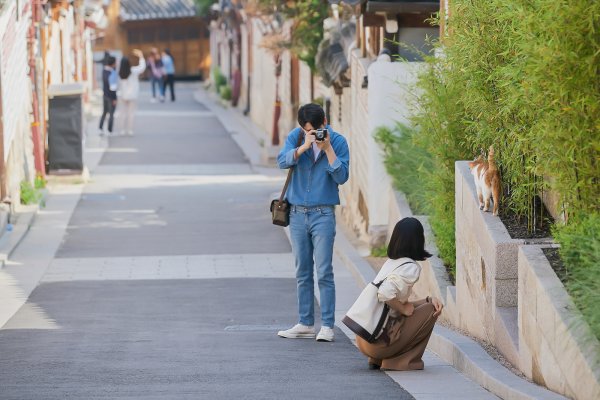 The romantic filming of Ong Seong-wu and Shin Ye-eun is a hot topic.JTBC gilt drama The Number of Cases (directed by Choi Sung-beom, playwright Cho Seung-hee) is facing a decisive change in the relationship between Lee Soo (Ong Seong-wu) and Shin Ye-eun, and is foreshadowing a more exciting development.Lee Soo, who had long thought of the relationship between the two as a friend, realized that his heart toward the case was love, and he prepared for the confession.In case Yeon-yeon also went to meet Lee Soo with rejecting On Jun-su (Kim Dong-joon), who is approaching him.However, the timing of the two people was mixed with the accident of injustice, and the case opened his mind to On Junsu who waited for him.Lee Soo, who misses the case and is sick, is drawn, and the relationship between Lee Soo and Lee Soo, who has been completely reversed, is raising questions.There is a topic that collects as much as Lee Soos changed relationship: a filming site that adds a romantic atmosphere to the remady of Excellent Couple.Lee Soo and Yeon Yeon, who have worked together with the calligraphy photo book following the fateful reunion in Jeju Island, are making their own stories around Seoul.The filming site that makes the two peoples feelings better is attracting viewers by adding fun to watching.The location, which is as exciting as the dating course, also captures the decisive moments of Lee Soo and Yeon Yeon.The production team re-examined Lee Soo and the case remady, which were full of excitement through the filming site of The Number of Cases.# I do not know and over-heart popping up, Euljiro Lee Soo and his partner who started working as a partner in earnest,I went to various places with stories such as Yeonnam-dong, Euljiro, and Liberation Village.The funny thing was that these spaces were re-drawn with their own stories and gazes, and in the last five episodes, Lee Soo and On Junsus triangular romance between the two sides began in earnest.Lee Soo, who was concerned about the whole time, started jealousy properly.I still did not know that the heart was love, but Lee Soo felt the unknown heart pop up in Euljiro, who was filming with the case.Like a cafe in Euljiro alley that I wandered for a long time, Lee Soos mind began to look up a little bit for such a long time.# Finally, the moment I realized love, The Day He Arrives In the last 6 episodes, Lee Soo finally realized that his heart toward the case was love.Originally Lee Soo was a photographer who did not shoot people.It was because there was no one I wanted to see for a long time, but there was a situation in it that I did not want to be deliberately afraid that someone would leave me.Then Lee Soo started to take a picture of his camera. Lee Soo realized his change in the act that he did not know.The day He Arrives alley where he played with a cat and Lee Soo, who looked at it lovingly and put it on camera, was thrilled.As Lee Soo began to be confident in his mind on this day, Lee Soos behavior change stimulated his excitement.Although the timing of the two people has been in a unpredictable development, the flow of one-sided love from the case to Lee Soo is flowing in the opposite direction, raising expectations for what other development will bring.Attention is focused on the double-sided romance that will begin in earnest.
