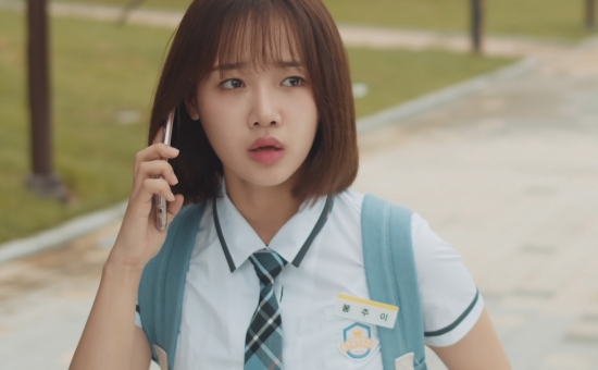 Wynot Media released a still cut of its new Wynot Media film Solo, Not Mello, which will be broadcast today (on Tuesday).Solo, Mello is a romance sitcom that depicts the story of a struggle between a best friend Bongjui and a late lady who achieved a triple combo of girls, girls high school, and girlsWeki Meki members Choi Yoo-jung and Kim Do-yeon, the newest actors Jung Hyo-joon, Kim Min-chul, Moon Ji-hoo and Lee Soo-yul are cast and are expecting from the first broadcast.In the meantime, Weki Meki Choi Yoo-jung, Kim Do-yeon, and Jeong Hyo-joon are showing off their colorful still cuts.First, Choi Yoo-jung and Kim Do-yeon of Bongjui and Ji-seo station are wearing uniforms with cell phone.The two people standing with different expressions are excited by the visuals.In the ensuing photo, Choi Yoo-jung and Kim Do-yeon sit side by side on the bed, staring at the cell phone: two people with high school tees off.The serious Choi Yoo-jung and the surprised Kim Do-yeon raise questions about what happened to them.Choi Yoo-jung and Kim Do-yeon, who are expecting only steel cuts, are famous for their best friends and are expecting what kind of best friend Chemie will show in the drama.In another still cut that was released together, Jung Hyo-joon of Woo Seung-bong station, who is wearing an apron in a cafe, was included.Jeong Hyo-jun, who is firmly lips with his eyes, gives a feeling that he has decided something, while Choi Yoo-jung is making a sadness.His expression, which seems to have been through unexpected things, stimulates curiosity.Solo Not Mello, co-produced by Wynot Media and KT Seezn, will be unveiled today (on Tuesday) at 6pm on YouTube; it will be premiered a week earlier at KT Seezn.