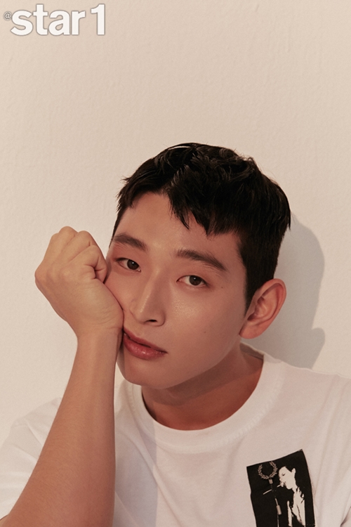 After a year and seven months of military life, Jinwoon, who returned to the public with a military stone, conducted a November issue of Star & Style Magazine.Jinwoon showed a special charm with a short hair and a more manly look after the whole world.When asked about his feelings throughout the country, Jinwoon said, I still wake up in time for the weather, adding, I thought the stories of people around me were ridiculous, but I know when I have been through it.Especially, 2AM became a military pillar throughout Jinwoon.When asked about the activity plan as 2AM, he said, All the members want to work quickly. He said, I want to know each other better because I am falling away.In addition, Jinwoon replied that he met people who played active duty in military bands and played music in various fields.In particular, he said, I thought that there was no need to avoid when dealing with unfamiliar genres, and the spectrum of music has really widened.Jinwoon, who continued his career as a Jeong Jinwoon band before joining the army.I will do music that I want to do in any genre in the future, he said, adding that he had aspirations for activities after the whole world.Jeong Jinwoon, who is in public relationship with Kyungri, said, I am a person who supports and supports Kyungri like a pine tree when I am in trouble. He said, I am strong and willing. He replied, I think that no matter what I do, I can do well with a woman friend.Interview and pictorials of Aid Universal Stone Jeong Jinwoon, which will show music that you want to do and more diverse performances, can be found on the At Style homepage and the November issue of 2020 At Style Magazine.Photo: At Style