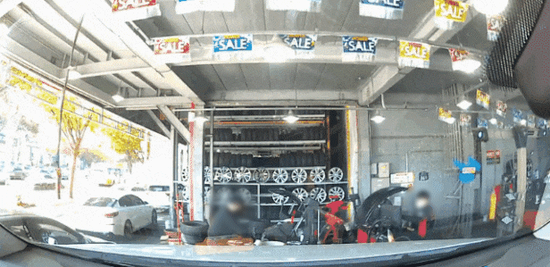 21일 보배드림에 "타이어뱅크 직원이 고의로 고객 차량의 휠을 훼손하고 있다"고 주장하는 글과 함께 올라온 영상. 보배드림 캡처