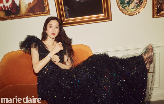 Jung Ryeo-wons personification of Elegance Jung Ryeo-won showed off his Elegance.Actor Jung Ryeo-wons Elegance daily life was released on October 21st.Jung Ryeo-won, who has become a Wannabe Icon for women with his unusual fashion sense and natural beauty, has completely digested various styles and emanated a fashionista downside.In the public picture, Jung Ryeo-won showed off his elegance and luxurious charm with a variety of styles ranging from casual daily look such as skirts, blouses, denim pants and white shirts to colorful dresses.bak-beauty