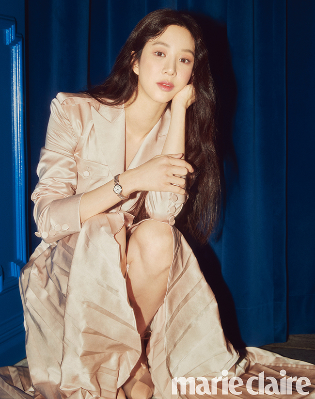 Jung Ryeo-wons personification of Elegance Jung Ryeo-won showed off his Elegance.Actor Jung Ryeo-wons Elegance daily life was released on October 21st.Jung Ryeo-won, who has become a Wannabe Icon for women with his unusual fashion sense and natural beauty, has completely digested various styles and emanated a fashionista downside.In the public picture, Jung Ryeo-won showed off his elegance and luxurious charm with a variety of styles ranging from casual daily look such as skirts, blouses, denim pants and white shirts to colorful dresses.bak-beauty
