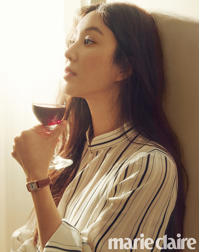 Jung Ryeo-wons personification of Elegance Jung Ryeo-won showed off his Elegance.Actor Jung Ryeo-wons Elegance daily life was released on October 21st.Jung Ryeo-won, who has become a Wannabe Icon for women with his unusual fashion sense and natural beauty, has completely digested various styles and emanated a fashionista downside.In the public picture, Jung Ryeo-won showed off his elegance and luxurious charm with a variety of styles ranging from casual daily look such as skirts, blouses, denim pants and white shirts to colorful dresses.bak-beauty