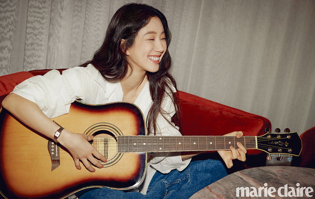 Jung Ryeo-wons personification of Elegance Jung Ryeo-won showed off his Elegance.Actor Jung Ryeo-wons Elegance daily life was released on October 21st.Jung Ryeo-won, who has become a Wannabe Icon for women with his unusual fashion sense and natural beauty, has completely digested various styles and emanated a fashionista downside.In the public picture, Jung Ryeo-won showed off his elegance and luxurious charm with a variety of styles ranging from casual daily look such as skirts, blouses, denim pants and white shirts to colorful dresses.bak-beauty