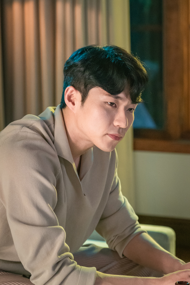 My dangerous wife Yoon Jong Suk has emanated a solitary charisma.On October 21, behind-the-scenes footage of actor Yoon Jong Suk, who is appearing on MBNs monthly drama My Dangerous Wife (playplayplayed by Hwang Da-eun/directed Lee Hyung-min), was released.My dangerous wife is a mystery couple brutal drama that many couples who live in this age can sympathize with, who have married because they love and have just maintained their marriage.Yoon Jong Suk is attracting the attention of viewers by playing his younger husband, who is taking care of Ha Eun-hye (Shim Hye-jin), who is 25 years old, who is breaking down into his neighbor Cho Min Gue, who lives next door to Shim Jae-kyung (Kim Jong-eun) and Kim Yun-Cheol (Cho Won-young).Among them, Yoon Jong Suk, who showed a full-fledged young man, is eye-catching because of the sharp eye somewhere or the behind-the-scenes cut that emits a bitter and lonely atmosphere by radiating a force of cold-hearted man.In the 6th episode broadcast on the 20th, the tension is extremely high after the fact that Cho Min Gue and Kim Yun-Cheol maintain unstable coexistence while keeping secrets of each other, and the story is getting more and more chewy as an unknown cold war occurs between Cho Min Gue and Ha Eun-hye.At the beginning of the broadcast, Cho Min Gue, who cooked his wife affectionately and fed her food, and Ha Eun-hye, who seemed happy, continued to watch the house of the next house - Yun Chuls house, and tried to talk to his wife, Ha Eun-hye, but he cut off his words and avoided his position. In Gues appearances appealed to the couple that they did not know.Also, their sometimes visible business appearance suggests that they are colluded by something other than love, stimulating the curiosity of those who see it as another story that takes place around the fierce revenge of the couple, Yoon Chul, surrounding 5 billion.The audience is paying attention to what role Yoon Jong Suk, who is considered to be a husband of a hundred points for the people around him due to his handsome appearance and sweet personality, but is adding fun to the drama by playing the Cho Min Gue character, who is not known.On the other hand, My Dangerous Wife is broadcast every Monday and Tuesday at 11 pm MBN.Park Eun-hae