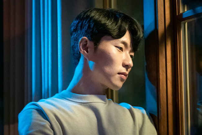 My dangerous wife Yoon Jong Suk has emanated a solitary charisma.On October 21, behind-the-scenes footage of actor Yoon Jong Suk, who is appearing on MBNs monthly drama My Dangerous Wife (playplayplayed by Hwang Da-eun/directed Lee Hyung-min), was released.My dangerous wife is a mystery couple brutal drama that many couples who live in this age can sympathize with, who have married because they love and have just maintained their marriage.Yoon Jong Suk is attracting the attention of viewers by playing his younger husband, who is taking care of Ha Eun-hye (Shim Hye-jin), who is 25 years old, who is breaking down into his neighbor Cho Min Gue, who lives next door to Shim Jae-kyung (Kim Jong-eun) and Kim Yun-Cheol (Cho Won-young).Among them, Yoon Jong Suk, who showed a full-fledged young man, is eye-catching because of the sharp eye somewhere or the behind-the-scenes cut that emits a bitter and lonely atmosphere by radiating a force of cold-hearted man.In the 6th episode broadcast on the 20th, the tension is extremely high after the fact that Cho Min Gue and Kim Yun-Cheol maintain unstable coexistence while keeping secrets of each other, and the story is getting more and more chewy as an unknown cold war occurs between Cho Min Gue and Ha Eun-hye.At the beginning of the broadcast, Cho Min Gue, who cooked his wife affectionately and fed her food, and Ha Eun-hye, who seemed happy, continued to watch the house of the next house - Yun Chuls house, and tried to talk to his wife, Ha Eun-hye, but he cut off his words and avoided his position. In Gues appearances appealed to the couple that they did not know.Also, their sometimes visible business appearance suggests that they are colluded by something other than love, stimulating the curiosity of those who see it as another story that takes place around the fierce revenge of the couple, Yoon Chul, surrounding 5 billion.The audience is paying attention to what role Yoon Jong Suk, who is considered to be a husband of a hundred points for the people around him due to his handsome appearance and sweet personality, but is adding fun to the drama by playing the Cho Min Gue character, who is not known.On the other hand, My Dangerous Wife is broadcast every Monday and Tuesday at 11 pm MBN.Park Eun-hae