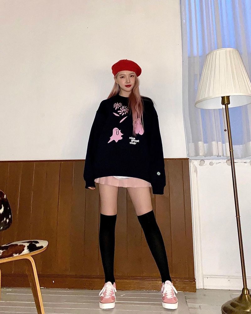 Group GFriend member Yerin has released the current situation through SNS.Yerin showed off his cute charm on October 21 by uploading several photos on his SNS.In the photo, Yerin showed off her cuteness by wearing a black tee and a pink skirt.Yerin is shyly smiling as she flaunts her bright hair colours.On the other hand, Yerins group GFriend released his mini album Song of the Sirens on July 13 and received a lot of love.jang hee-soo