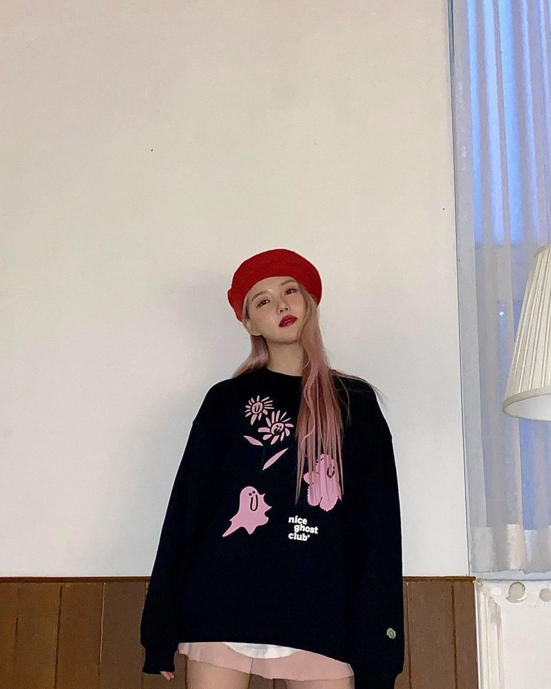 Group GFriend member Yerin has released the current situation through SNS.Yerin showed off his cute charm on October 21 by uploading several photos on his SNS.In the photo, Yerin showed off her cuteness by wearing a black tee and a pink skirt.Yerin is shyly smiling as she flaunts her bright hair colours.On the other hand, Yerins group GFriend released his mini album Song of the Sirens on July 13 and received a lot of love.jang hee-soo