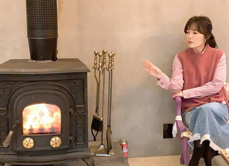 Actor Choi Soo-jong reveals affection for wife Ha Hee-raOn October 21, Choi Soo-jong wrote to his instagram, Is it warm now? One painting. Looks like a picture. Beautiful you. lovable you. You giving warmth.Thank you. Ha Hee-ra, sitting next to Fireplace in the public photo, is showing off her innocent beauty. Ha Hee-ras bright atmosphere catches her eye.The netizens who watched the photos responded I like to see and It is so beautiful.Meanwhile, Choi Soo-jong married Actor Ha Hee-ra in 1993 and has one male and one female.Park Eun-hae