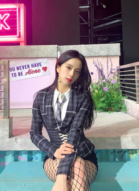 BLACKPINK JiSoo, Jimi Hendrix Kimmel Love Live! Appearance Lovesick girls Performance was fun Girls group BLACKPINK member JiSoo is collecting the Attention of global fans by radiating the pure beauty of the past.JiSoo posted several photos on his official SNS on the afternoon of the 21st and expressed his gratitude to his fans.BLACKPINK is the United States of America ABC program Jimi Hendrix Kimmel Love Live!And attracted viewers Attention with colorful performance and pleasant talk.JiSoo said, Jimi Hendrix Kimmel Love Live!Thank you for being with me, he said. I hope that lovesick girls performance was fun.On that day, JiSoo sat on stage and stared straight at the camera, drawing attention with a pure charm that he could show himself.The title song Lovesick Girls of THE ALBUM released on October 2 leads the overall atmosphere of the song with a sophisticated melody on the country-style guitar sound, and the powerful vocals of BLACKPINK are added to the subsequent retro sound, raising the fun of listening.JiSoo SNS