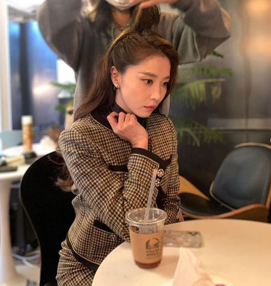 Cheering Beautiful look Im not angryActor Oh Yoon-ah has been giving fans a recent story with a chic allure.Today, Actor Oh Yoon-ah posted a picture with the phrase Im not angry through personal SNS.In the open photo, Oh Yoon-ah is staring at one place with no expression.At first glance, it looks angry, but it is showing off its chic and alluring charm in a somewhat relaxed posture, and it caught the attention of fans once again.On the other hand, Oh Yoon-ah has recently received much love as a bright and lovely Song Ga-hee in the popular drama Ive Goed to One Time, and as his next film, he confirmed the JTBC drama Flying Butterfly, foreshadowing his new transformation into Michelle, the hair salon director.In addition, KBS2 entertainment program Pyeonstorang is a good cook Pilgrimage Queen and son Min is giving a variety of charms with the aspect of a friendly and wise mother like a friend.Oh Yoon-ah SNS
