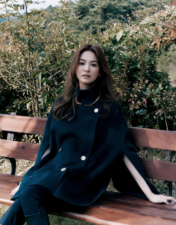 A fashion brand pictorial with Actor Song Hye-kyo was released.The 2020 winter campaign with Muse Song Hye-kyo was conducted with the concept of A journey to self-discovery. It contains a journey to find me by taking a breath away from everyday life.The winter 2020 collection in this campaign will be presented as a collection that can be produced elegantly and comfortably in line with the daily lifestyle, such as dresses and coats that stand out with luxurious materials with unique elegant silhouettes and craftsmanship.The brand is planning to continue the aesthetic brand philosophy of realizing the ultimate beauty of women beyond fashion through meeting with the new Muse Song Hye-kyo.The Winter 2020 Collection, presented with Actor Song Hye-kyo, a refined elegance and beauty, will be available from the 4th week of October at Missha stores nationwide and at Brands official online mall.
