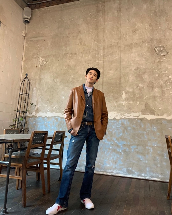 Gwang-hee showed off his water-raising Hunnam visuals.Broadcaster Gwang-hee posted a picture on his 20th day with an article entitled I was embarrassed to pretend to be handsome.In the open photo, Gwang-hee poses with one leg stretched out and poses Model. Gwang-hee shows off his visuals with a perfect blue jacket and jeans fashion.Gwang-hees small face and long leg rob her of her gaze at an unrealistic rate.The netizens who watched the photos cheered such as It is not a good-looking pretend, it is just handsome, It is not a visual joke, I can do Model and It is not Gwanghee I knew.Meanwhile, Gwang-hee is appearing on MBN Long Live and Belong - How to Model and web entertainment Nego King. It will also appear on TVN Three Fools and MBC Everlon Pink Festa.PhotoGwanghee SNS