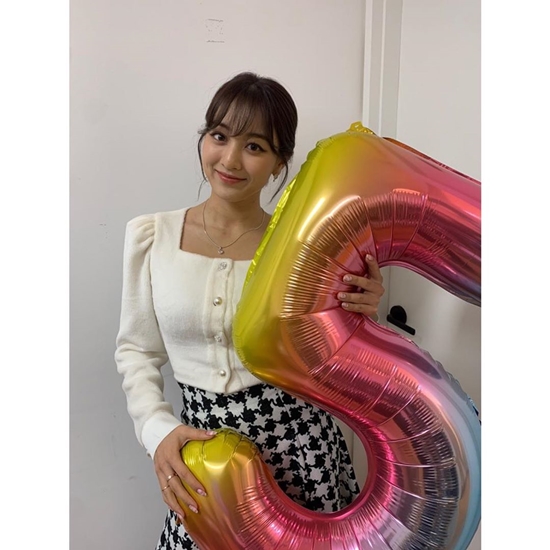 TWICE Jihyo left thanks You greeting for debut five-year anniversaryOn the 20th, Jihyo left several photos with a long article through TWICE official social media account.On this day, Jihyo said, Once for five years, I love you and love you, I am impressed by what is not a big deal, I shout and cheer you, I cry and I love you.I would like to have a memory that has been happy for you for the last five years, but I hope so!In particular, Jihyo added, We are singers because of you, so please keep us with the bright stars next to us.In the open photo, Jihyo poses in various poses with a number 5-shaped balloon commemorating the five-year anniversary.He then attached an undisclosed selfie to his fans.On the other hand, TWICE, which Jihyo belongs to, will release Regular 2 album Eyes wide open on the 26th.Here is a TWICE Jihyo article specializing in:Once I have been beautiful for five years, I love you, I am impressed by what is not a big deal, I shout and cheer, I cry and care and give heart to you.I wish the last five years were a happy memory for you, but I hope so! We are singers thanks to you.So please join us with the bright starsPhoto = TWICE Official Instagram