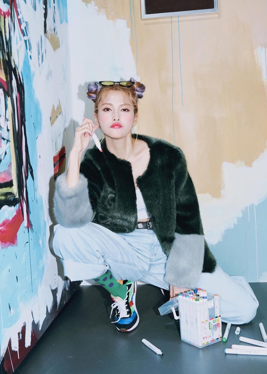 Park Gyuri, from group KARA, shared a lovely current situation.Park Gyuri posted several photos on his Instagram on the 21st, which is more than a pop art painting directed by Park Gyuri himself.In the open photo, Park Gyuri showed a trendy fashion sense with a sleeveless crop T-shirt, wide pants and fur jacket.In addition, Park Gyuri attracted attention by fully digesting the hairstyle reminiscent of the character Pucci.On the other hand, Park Gyuri is a curator and Dongwon Construction is in public love with his eldest son Song Ja Ho.Photo: Park Gyuri Instagram