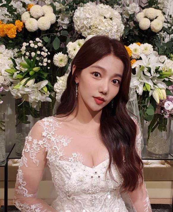 Actor Lee Chae-young reveals the shape of Wedding DressLee Chae-young posted a photo on his Instagram on Tuesday with a short message: Marry Me? (Will you marry me?).In the photo, Lee Chae-young looks at the disassembly camera as a bride in a white white Wedding Dress.On the other hand, Lee Chae-young played the role of radio reporter and villain Han Yura on KBS 2TV Secret Man.