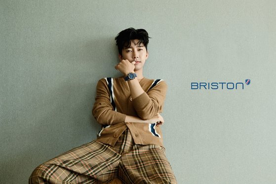 Im Young-woong, a hero with everything from boyish to masculine beauty France fashion watch BRISTON unveiled the AD cut with Singer Im Young-woong on the 22nd.In the released AD, Im Young-woong attracts attention by showing a variety of colors, from a distinctive bright and bright smile as well as deep eyes to charisma.A clean white shirt, a chic leather jacket, and a comfortable cardigan, all without a style that cant be digested.A brand official said, Im Young-woong was artisan in not only singing but also posing. Without a separate direction, we showed a variety of expressions and poses according to the atmosphere and costumes, and the headquarters in France also praised it asIt is a perfect watch model. He added, Through the good influence of Im Young-woong and various marketing activities, we have sincerely We will work hard to communicate and approach.