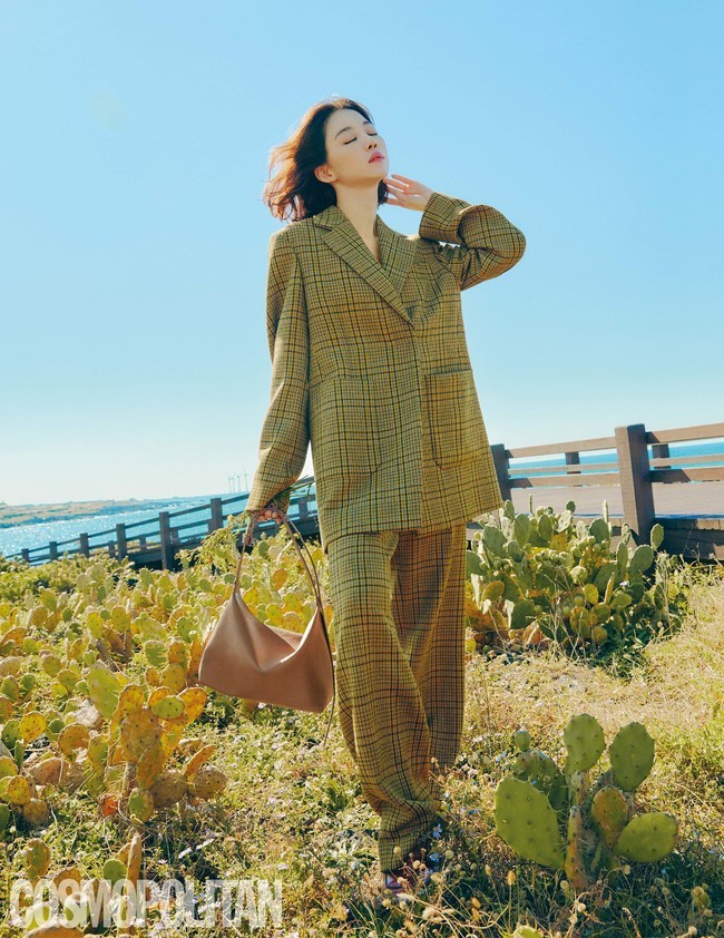 A picture showing the Elegance of Jang Hee-jin was released.Jang Hee-jin, who transformed into a single-headed head in a picture released on October 22, showed an elegant atmosphere with a unique Aura and emanated infinite charm in the background of Jeju Island.She showcased a chic yet feminine mood look with wind-scattered hair and ton-on-ton styling. (Photo-provided: Cosmopolitan