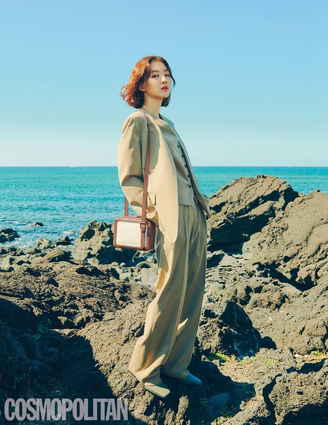 A picture showing the Elegance of Jang Hee-jin was released.Jang Hee-jin, who transformed into a single-headed head in a picture released on October 22, showed an elegant atmosphere with a unique Aura and emanated infinite charm in the background of Jeju Island.She showcased a chic yet feminine mood look with wind-scattered hair and ton-on-ton styling. (Photo-provided: Cosmopolitan