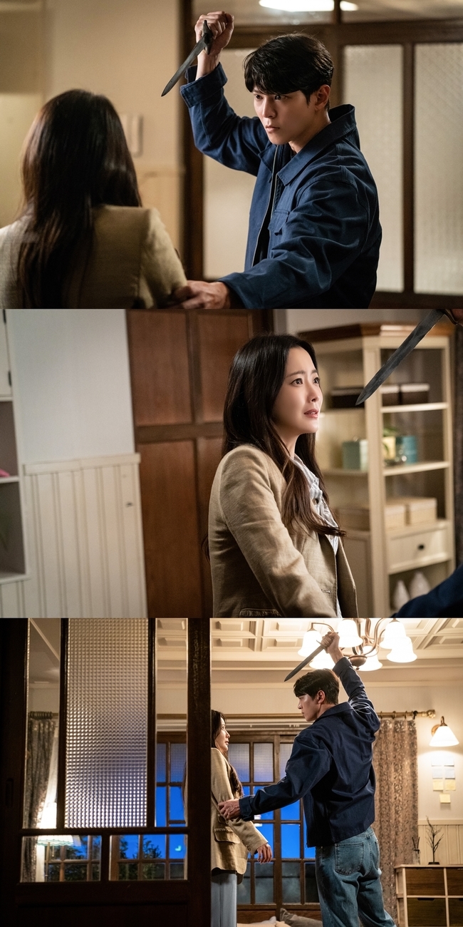 Will Joo Won really kill Kim Hee-sun?SBSs Drama Alice (playplayed by Kim Gyu-won, Kang Cheol-gyu, Kim Ga-young/directed by Baek Soo-chan) released Kim Hee-sun and Joo Won two shots on October 22.Alice is a change of Park Jin-gyeom (Joo Won), and the sad fate of Yoon Tae-yi (Kim Hee-sun), who is sadly watching it, amplifies the curiosity.In the last Alice 14th ending, Yoon Tae-yi conducted a DNA test,He found out that Park Sun-young (Kim Hee-sun) was the same person who killed and strangled him.Yoon Tae-yi speculated that Park Jin-gum of another dimension would be the real crime, and informed Park Jin-gum.But when I heard the DNA test results, Park Jin-gums eyes changed, and then the shocking situation unfolded. Park Jin-gum pulled out a knife and raised it toward Yoon Tae-yi.The 14th episode of Alice ended with an exquisite intersection of an unidentified criminal in a black hood killing Park Sun-young.So I wondered if Park Jin-gum was the real criminal or whether Park Jin-gum would kill Yoon Tae-yi as he did.Meanwhile, on October 22, the production team of Alice is drawing attention by revealing the appearance of Park Jin-gyeom and Yoon Tae-yi, who faced each other immediately after the 14th ending.Park Jin-gum, who was in the photo, raised his knife unceasingly toward Yoon Tae-yi. His eyes have changed suddenly. Park Jin-gum, who was worried about Yoon Tae-yi and shed tears in front of Yoon Tae-yi, is not here.Instead, there is only a terrible madness in his eyes. Yoon Tae-yi looks at Park Jin-gum with a frightened expression.Her expression is filled with fear and sadness.emigration site