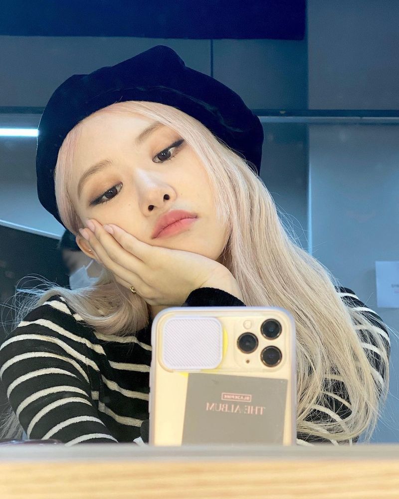 Group BLACKPINK member Rosé boasted a watery beautiful look.Rosé posted a photo on his Instagram account on October 22.Inside the picture was a picture of Rosé wearing a beret, who is making a pointed look at the camera.Rosés distinct features make the Beautiful look even more prominent.