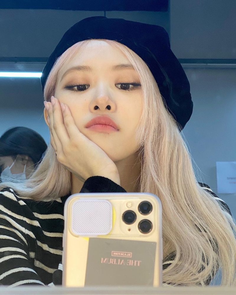 Group BLACKPINK member Rosé boasted a watery beautiful look.Rosé posted a photo on his Instagram account on October 22.Inside the picture was a picture of Rosé wearing a beret, who is making a pointed look at the camera.Rosés distinct features make the Beautiful look even more prominent.