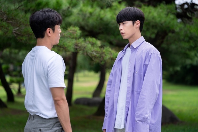 Do Do Sol Sol La Sol side Reversal story 19 years old Lee Jae-book reveals story that had to be hidden from IdentityLee Jae-book Kim Joo-heon shares secret secretKBS 2TV drama Do Do Sol Sol La Sol (directed by Kim Min-kyung/playplayplay by Oh Ji-young) captured the cool solo scene of Sun Woo-joon (Lee Jae-wook) and Cha Eun-seok (played by Kim Joo-heon) on October 22, ahead of the 6th broadcast.I wonder what the story of Sun Woo-joon, who is concerned about himself, and Cha Eun-seok, who learned that he is the only son of Sunwoo Foundation and high school 3,Do Do Sol Sol La Sol is a pleasant and exciting youth movement of Sun Woo-joon, who is properly caught up in his low world tension and the Infinite Positive pianist Gurara (Goas Boone) who has been caught up in a strange silver bull due to his lifes reversal.The two, who have been laughing and comforting each other in the last broadcast and are growing up their minds, burst into a thrilling potentiary with an ending that predicted a change in their relationship.But Sun Woo-joon said, Reversal storys 19 years old.The romance of the two people became unpredictable.In the meantime, the public photos show the unusual atmosphere of Sun Woo-joon and Cha Eun-seok, which stimulates curiosity.Sun Woo-joon was constantly wary of Cha Eun-seok, who is interested in himself hiding in Eunpo, and Sun Woo-joon, who seems to be hiding something.Above all, Cha Eun-seok is the only person who knows the real identity of the secretive Sunwoo Jun, so the meeting of the two men raises the curiosity.Unlike Sun Woo-joon, who has a hard-on look like hiding anxiety, Cha Eun-seoks smile, which feels relaxed, is also interesting.Sunwoo Jun, who tried to avoid the surrounding Cha Eun-seok as best as possible, is curious about the conversation between the two men who met alone without knowing why he visited him.The two men who built the invisible wall will ironically break down the wall a little bit with Sun Woo-joons secret, said Do Do Do Sol Sol La Sol, the production team. In the sixth episode, Sun Woo-joons story of his own identity was revealed.Watch what his secrets will be a factor in the change in his relationship with Gurara.bak-beauty