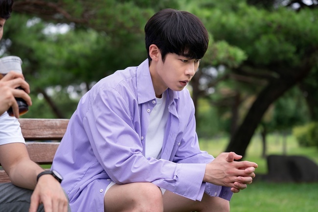 Do Do Sol Sol La Sol side Reversal story 19 years old Lee Jae-book reveals story that had to be hidden from IdentityLee Jae-book Kim Joo-heon shares secret secretKBS 2TV drama Do Do Sol Sol La Sol (directed by Kim Min-kyung/playplayplay by Oh Ji-young) captured the cool solo scene of Sun Woo-joon (Lee Jae-wook) and Cha Eun-seok (played by Kim Joo-heon) on October 22, ahead of the 6th broadcast.I wonder what the story of Sun Woo-joon, who is concerned about himself, and Cha Eun-seok, who learned that he is the only son of Sunwoo Foundation and high school 3,Do Do Sol Sol La Sol is a pleasant and exciting youth movement of Sun Woo-joon, who is properly caught up in his low world tension and the Infinite Positive pianist Gurara (Goas Boone) who has been caught up in a strange silver bull due to his lifes reversal.The two, who have been laughing and comforting each other in the last broadcast and are growing up their minds, burst into a thrilling potentiary with an ending that predicted a change in their relationship.But Sun Woo-joon said, Reversal storys 19 years old.The romance of the two people became unpredictable.In the meantime, the public photos show the unusual atmosphere of Sun Woo-joon and Cha Eun-seok, which stimulates curiosity.Sun Woo-joon was constantly wary of Cha Eun-seok, who is interested in himself hiding in Eunpo, and Sun Woo-joon, who seems to be hiding something.Above all, Cha Eun-seok is the only person who knows the real identity of the secretive Sunwoo Jun, so the meeting of the two men raises the curiosity.Unlike Sun Woo-joon, who has a hard-on look like hiding anxiety, Cha Eun-seoks smile, which feels relaxed, is also interesting.Sunwoo Jun, who tried to avoid the surrounding Cha Eun-seok as best as possible, is curious about the conversation between the two men who met alone without knowing why he visited him.The two men who built the invisible wall will ironically break down the wall a little bit with Sun Woo-joons secret, said Do Do Do Sol Sol La Sol, the production team. In the sixth episode, Sun Woo-joons story of his own identity was revealed.Watch what his secrets will be a factor in the change in his relationship with Gurara.bak-beauty