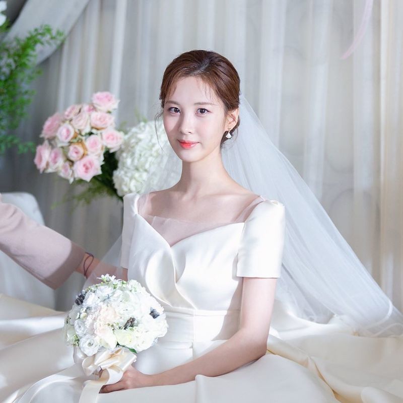 The Dress figure of the group Girls Generation member and actor Seohyun was revealed.Seohyun agency Namo Actors official Instagram on October 22 Seohyun who wants to hang his life because he is not heart enough.I will meet you at 9:30 tonight. Inside the picture was a picture of Seohyun in a dress, who smiles brightly at the camera.The size of the small face and the white skin without any blemishes make the beauty more prominent.