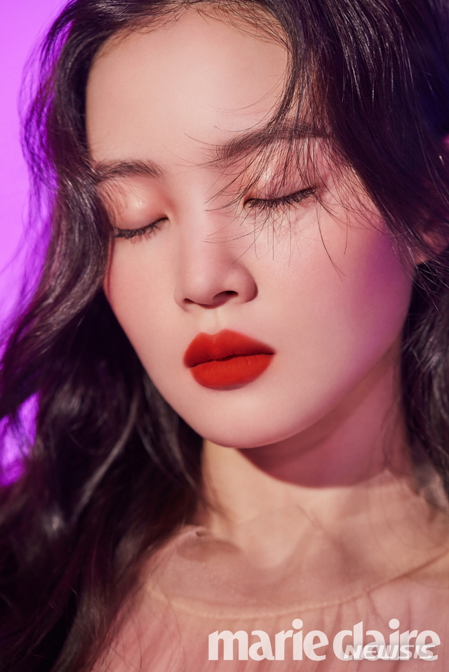 In this pictorial, which is based on the theme of Dream in Color, Lee Hi showed a mysterious aura, unlike his usual cute and neat image.Its a dreamy atmosphere, a charismatic image.Especially, it is lip makeup that attracts attention.To commemorate the 10th anniversary of Nas launch of the Korean market, the first air mat lip color introduced in Korea is a product that stands out as a light and soft mat texture like the product name.It is light as air and closes to lips thinly. It has been released in 10 color spectrums including Korean womens beloved RED, Coral, Rose, Pink and MLB color.According to Nas, Lee Hi perfectly digested different beauty look with four shades at the shooting scene... Brick RED color pin-up, warm coral pink joyride, lovely coral nook-out and orange RED color mad rush to brighten the face.The pictorial images will be released through Nas official SNS and Beauty magazine Marie Claire Instagram in order for each of the four lip colors.7.5ml each, 39,000 won.Nas, the first domestic show in the world, four of the 10 color spectrums