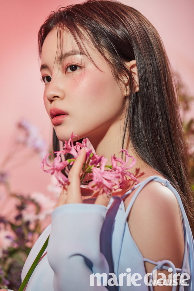 In this pictorial, which is based on the theme of Dream in Color, Lee Hi showed a mysterious aura, unlike his usual cute and neat image.Its a dreamy atmosphere, a charismatic image.Especially, it is lip makeup that attracts attention.To commemorate the 10th anniversary of Nas launch of the Korean market, the first air mat lip color introduced in Korea is a product that stands out as a light and soft mat texture like the product name.It is light as air and closes to lips thinly. It has been released in 10 color spectrums including Korean womens beloved RED, Coral, Rose, Pink and MLB color.According to Nas, Lee Hi perfectly digested different beauty look with four shades at the shooting scene... Brick RED color pin-up, warm coral pink joyride, lovely coral nook-out and orange RED color mad rush to brighten the face.The pictorial images will be released through Nas official SNS and Beauty magazine Marie Claire Instagram in order for each of the four lip colors.7.5ml each, 39,000 won.Nas, the first domestic show in the world, four of the 10 color spectrums