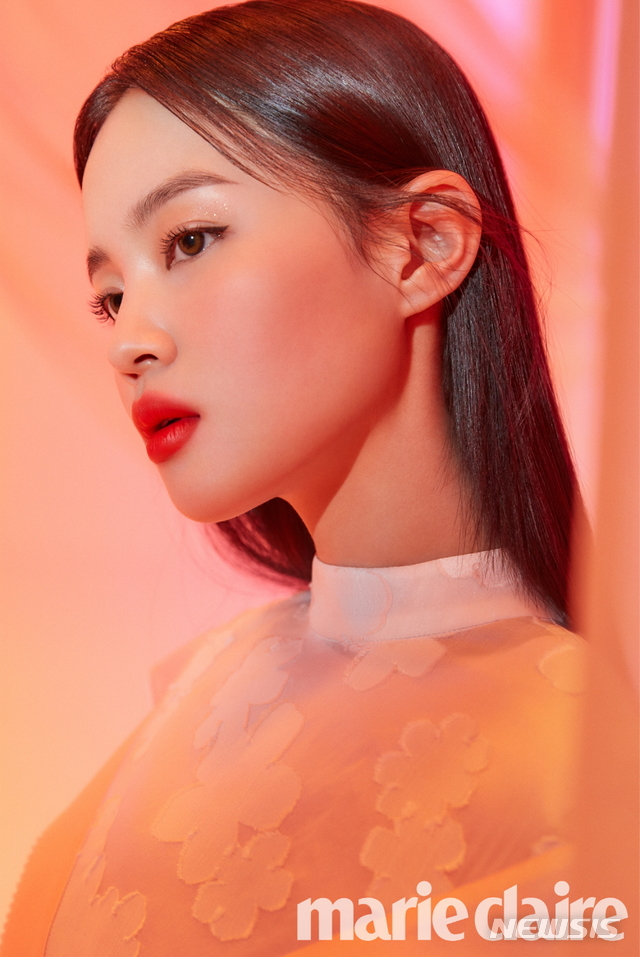 In this pictorial, which is based on the theme of Dream in Color, Lee Hi showed a mysterious aura, unlike his usual cute and neat image.Its a dreamy atmosphere, a charismatic image.Especially, it is lip makeup that attracts attention.To commemorate the 10th anniversary of Nas launch of the Korean market, the first air mat lip color introduced in Korea is a product that stands out as a light and soft mat texture like the product name.It is light as air and closes to lips thinly. It has been released in 10 color spectrums including Korean womens beloved RED, Coral, Rose, Pink and MLB color.According to Nas, Lee Hi perfectly digested different beauty look with four shades at the shooting scene... Brick RED color pin-up, warm coral pink joyride, lovely coral nook-out and orange RED color mad rush to brighten the face.The pictorial images will be released through Nas official SNS and Beauty magazine Marie Claire Instagram in order for each of the four lip colors.7.5ml each, 39,000 won.Nas, the first domestic show in the world, four of the 10 color spectrums