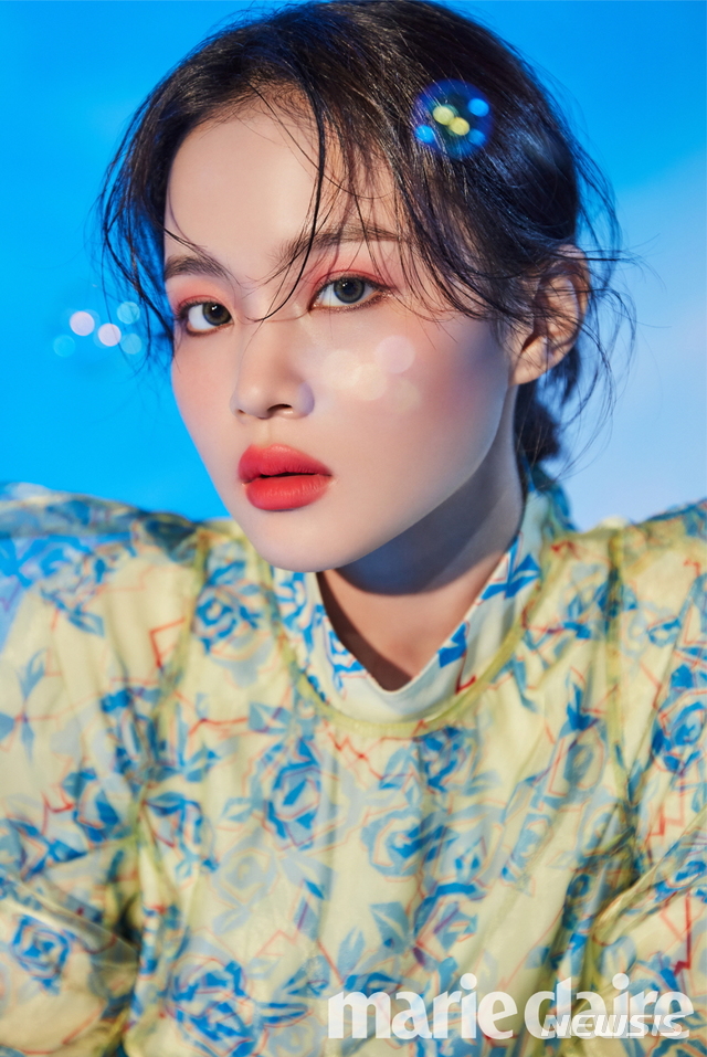 In this pictorial, which is based on the theme of Dream in Color, Lee Hi showed a mysterious aura, unlike his usual cute and neat image.Its a dreamy atmosphere, a charismatic image.Especially, it is lip makeup that attracts attention.To commemorate the 10th anniversary of Nas launch of the Korean market, the first air mat lip color introduced in Korea is a product that stands out as a light and soft mat texture like the product name.It is light as air and closes to lips thinly. It has been released in 10 color spectrums including Korean womens beloved RED, Coral, Rose, Pink and MLB color.According to Nas, Lee Hi perfectly digested different beauty look with four shades at the shooting scene... Brick RED color pin-up, warm coral pink joyride, lovely coral nook-out and orange RED color mad rush to brighten the face.The pictorial images will be released through Nas official SNS and Beauty magazine Marie Claire Instagram in order for each of the four lip colors.7.5ml each, 39,000 won.Nas, the first domestic show in the world, four of the 10 color spectrums
