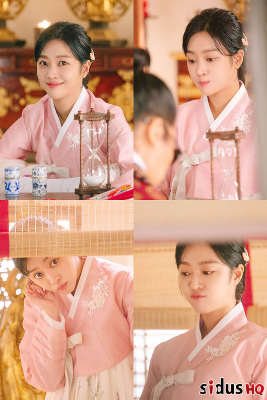 Actor Jo Bo-ah has been possessed by viewers.Unlike the TVN drama The Tale of a Gumiho (playplayed by Han Woo-ri / directed by Kang Shin-hyo), which has been attracting attention with the visuals of the girl, Holly is attracting attention.Jo Bo-ah in the public photo shows off a beautiful and beautiful visual wearing a fine Korean traditional clothing at the shooting scene to meet Sato to find his parents.Especially, the present-day character Jia, not the past life character Nah, was caught in Korean traditional clothing and caught the attention.In addition, unlike the usual appearance of the girl Crush, she is making a cute face with her lips outstretched, and she is smiling with the camera and smiling with her child.In the drama The Tale of a Gumiho, Jia (Jo Bo-ah) was found to be the reincarnation of the first love subtone that Yiyeon (Lee Dong-wook) waited for, but Jia, who does not know all the affection of Yiyeon who has been waiting for 600 years, is continuing his heartbreaking romance to gradually learn about Yiyeon and subtone. ...In the fifth part broadcast on the 21st (Wednesday), Yiyeon, who saw the image of the sublime to Jia wearing Korean traditional clothing in a folk village, kissed and greeted the ending and raised expectations for the romance development of the two.TVN The Tale of a Gumiho is held every Wednesday and Thursday at 10:30 pm