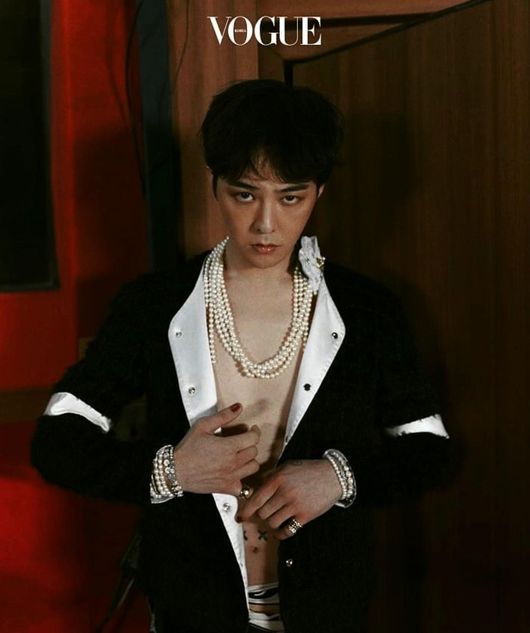 Singer G-Dragon (G-DRAGON) boasted of the aspect of Aid Human Luxury.On the afternoon of the 22nd, G-Dragon posted several pictures of his work with Luxury Brand on his personal SNS.In the photo, G-Dragon is staring at the camera with only a jacket on his body.G-Dragon was always pleased with global fans with its intense eyes and unique charisma.In addition, G-Dragon made the Come Back look forward to releasing the pictorial, which was conducted with the Recording Studio concept.The physical features of the model, such as the g-Dragons unique playful V pose and the wider shoulder, are also impressive.Meanwhile, G-Dragon served out of the Army in October last year.G-Dragon SNS