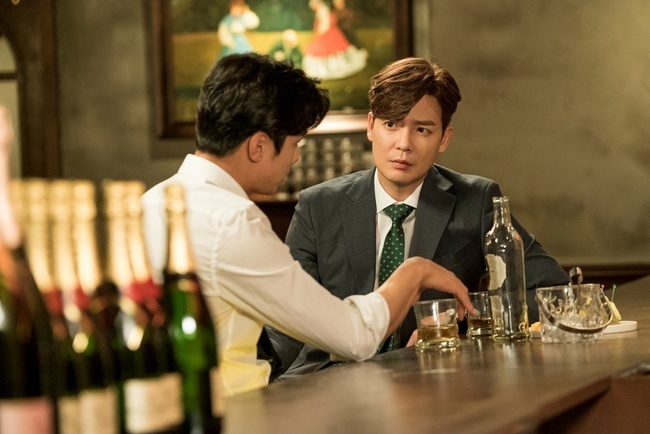 What base will Kang Eun-tak, who entered the secret man DL group entry countdown, show?KBS 2TV evening drama The Secret Man (playplayed by Lee Jung-dae/directed by Shin Chang-seok) released this Typhoon (Lee Chae-young) still cut which will lay the groundwork for entering the DL group in earnest on October 23.In the last broadcast, Typhoon planned to ruin the wedding of Han Yura (Lee Chae-young) and Cha Seo-joon (Lee Si-gang).However, he was shocked to learn that the place where he sent a large amount of money to the personal account of the director of the rehabilitation center was the DL headquarters ATM.This is because it is possible to reasonably suspect that the main character of the mother Lee Kyung-hye (Mi-kyung Yang) case is in the DL group.In the meantime, Typhoon showed a more intimate friendship with Seo-joon to enter the DL group legal team.He decided that it was a quick way to jump into the DL group to find the mastermind of his mothers case, and decided to use the DL group successor, Seo-joon.Typhoon is a Seo-joon who wanders in an unwanted marriage with Yura, leaving the wedding of Yura and Seo-joon to enter the DL group.However, five years ago, the prosecutor in charge of the mothers case is going to be a stumbling block to Typhoons entry into the DL group.