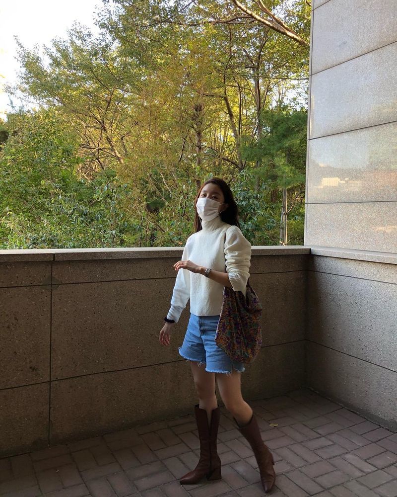 Han Sun-hwa has revealed the latest on social media.Han Sun-hwa posted several photos on her social media on October 23.In the photo, Han Sun-hwa wore a white neck pole neck and shorts and wore a long boots to reveal a sophisticated look.Han Sun-hwa was seen touching the cat and also showing the animal lover side.Meanwhile, Han Sun-hwa appeared on SBS Drama Convenience Store Morning Star which last August.Han Sun-hwa stars in JTBC Drama Undercover set to air in 2021jang hee-soo