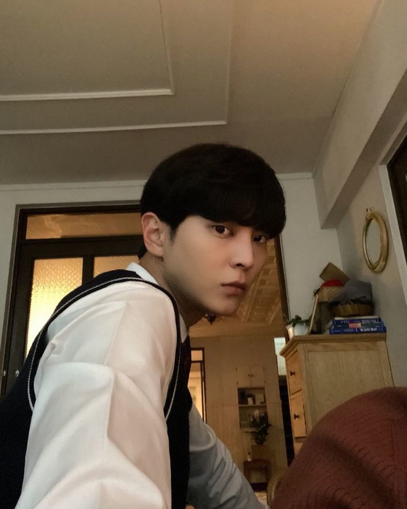 Actor Joo Won encouraged SBS gilt drama Alice Should catch the premiere with a handsome uniform selfie.Joo Won posted two photos on his instagram on October 23 with the phrase Today is Alice Day, the last broadcast tomorrow.In the photo, Joo Won boasts a sleek nose in uniform: Joo Won said, Good luck to the end! Should catch the premiere today!I added.