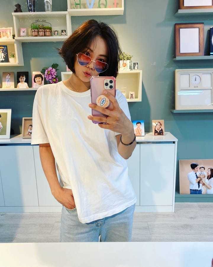Actor Go Eun-ah has reported on his recent situation.Go Eun-ah posted a picture on his instagram on October 23 with an article entitled # Banggane.In the open photo, Go Eun-ah is taking a picture of herself in the mirror wearing heart sunglasses, especially as she is left out of weight due to Diet.Go Eun-ah is loved by many people through YouTube Bunsan.Yeji Lee